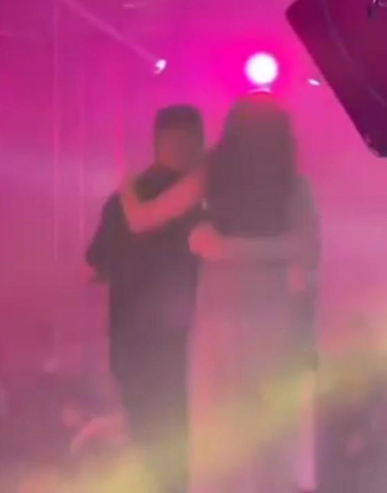 معجب يفاجئ سيرين عبد النور ويقتحم المسرح اثناء حفلها في الاردن! كيف كان رد فعلها؟ صورة رقم 2