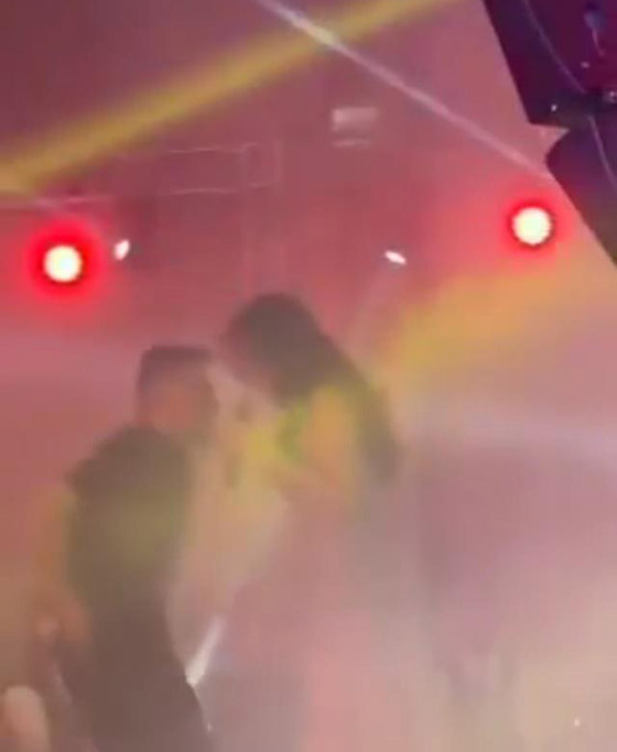 معجب يفاجئ سيرين عبد النور ويقتحم المسرح اثناء حفلها في الاردن! كيف كان رد فعلها؟ صورة رقم 4