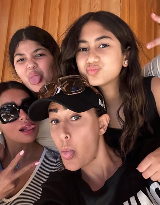 صور غادة عبد الرازق برفقة ابنتها وحفيدتيها في إجازة ممتعة صورة رقم 1