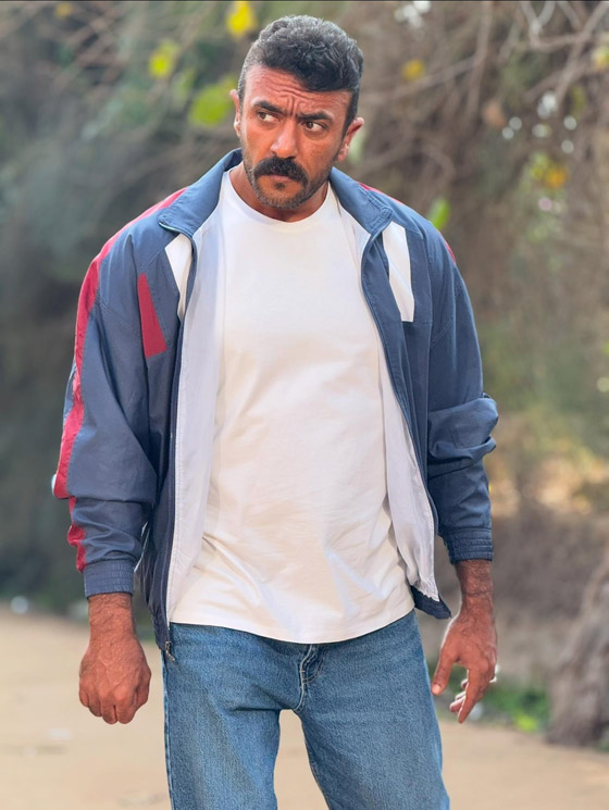 مسلسلات رمضان 2025: أحمد العوضي يفاجئ الجمهور ويهدي سعيد الحظ جاكيت (فهد البطل) الازرق صورة رقم 1