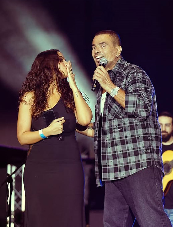 عمرو دياب يغني مع ابنته جنا.. ويقول (بتغني أحسن مني) ويصدم جمهوره بظهوره مع ذيل خلف بنطاله! صورة رقم 2