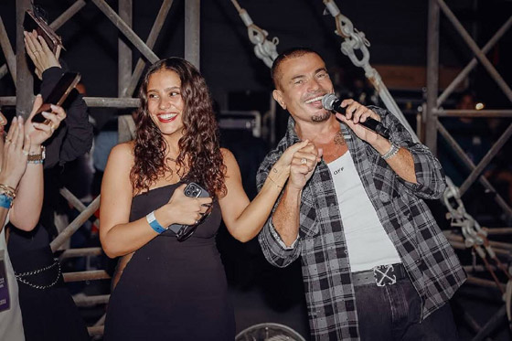 عمرو دياب يغني مع ابنته جنا.. ويقول (بتغني أحسن مني) ويصدم جمهوره بظهوره مع ذيل خلف بنطاله! صورة رقم 1