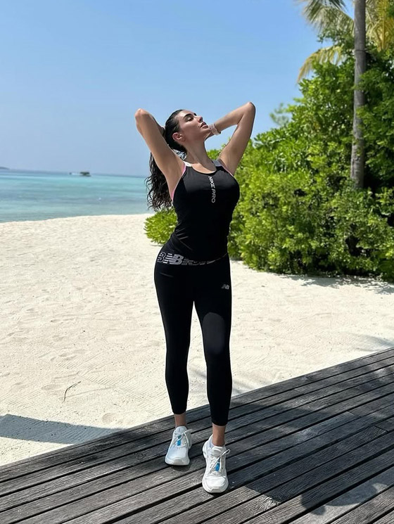 ياسمين صبري تتألق بإطلالة صيفية ناعمة وساحرة على البحر صورة رقم 5