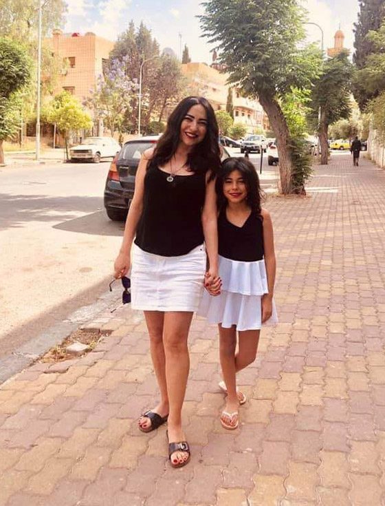 مريم ابنة أمل عرفة وعبدالمنعم عمايري تخطف الأسماع والأنظار بغنائها لشيرين عبد الوهاب صورة رقم 1