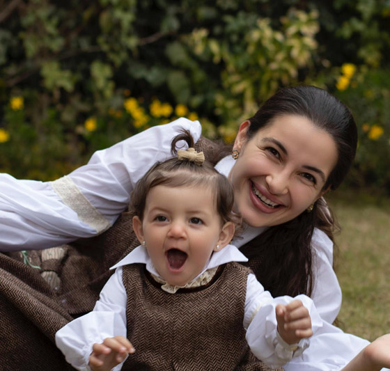 الطفلة جيهان حفيدة أصالة نصري تنفعل بطرافة لرؤية جدتها صولا وتناديها بفرحة (صويا.. صويا)  صورة رقم 4