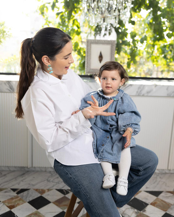 10 صور مرحة وممتعة لابنة أصالة شام الذهبي وطفلتها على مدار عام صورة رقم 4