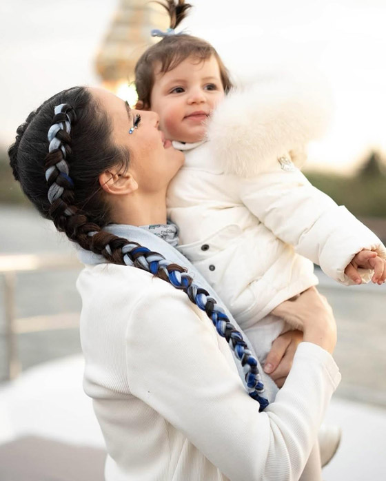 الطفلة جيهان حفيدة أصالة نصري تنفعل بطرافة لرؤية جدتها صولا وتناديها بفرحة (صويا.. صويا)  صورة رقم 5