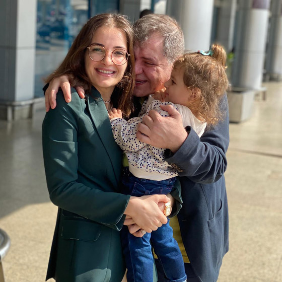 الطفلة جيهان حفيدة أصالة نصري تنفعل بطرافة لرؤية جدتها صولا وتناديها بفرحة (صويا.. صويا)  صورة رقم 6