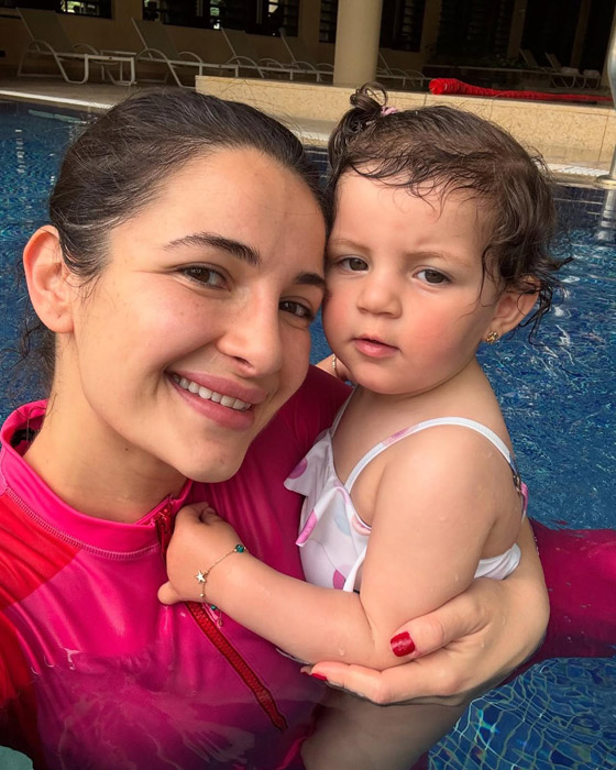 الطفلة جيهان حفيدة أصالة نصري تنفعل بطرافة لرؤية جدتها صولا وتناديها بفرحة (صويا.. صويا)  صورة رقم 3