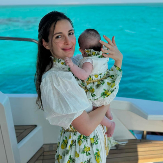 الطفلة جيهان حفيدة أصالة نصري تنفعل بطرافة لرؤية جدتها صولا وتناديها بفرحة (صويا.. صويا)  صورة رقم 2