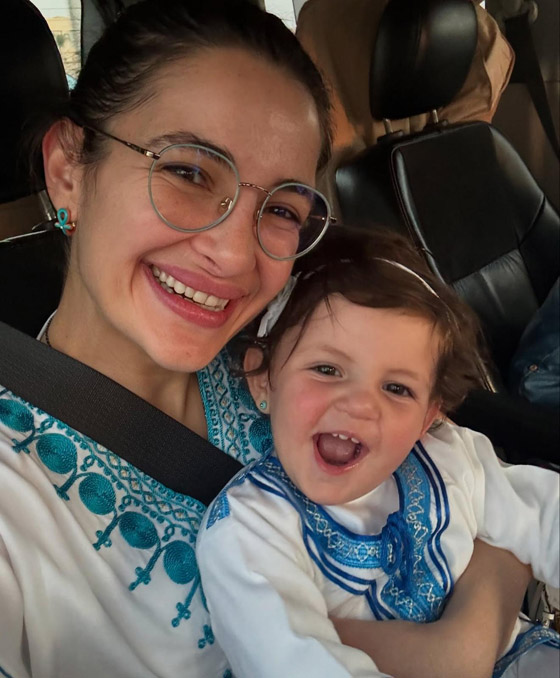 الطفلة جيهان حفيدة أصالة نصري تنفعل بطرافة لرؤية جدتها صولا وتناديها بفرحة (صويا.. صويا)  صورة رقم 1