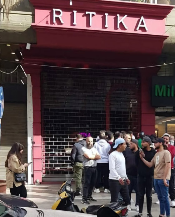 صورة رقم 3 - لبنان.. فيديو لحرق وتحطيم متجر بسبب صورة رقم 3 - لبنان.. فيديو لحرق وتحطيم متجر بسبب