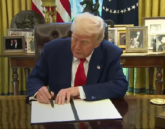 مياه الدش ورسوم البطاريق إلى الساعة.. قرارات ترامب الغريبة صورة رقم 2