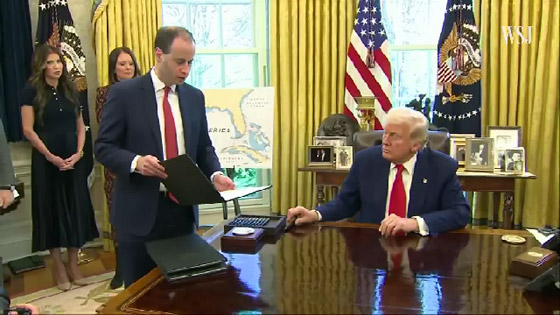 مياه الدش ورسوم البطاريق إلى الساعة.. قرارات ترامب الغريبة صورة رقم 1