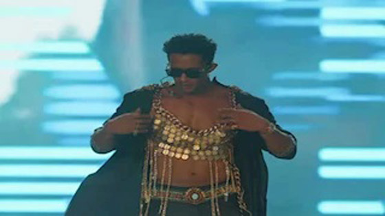 محمد رمضان في حفل أميركا بإطلالة غريبة أثارت السخرية.. هل ارتدى بدلة رقص نسائية؟ صورة رقم 2