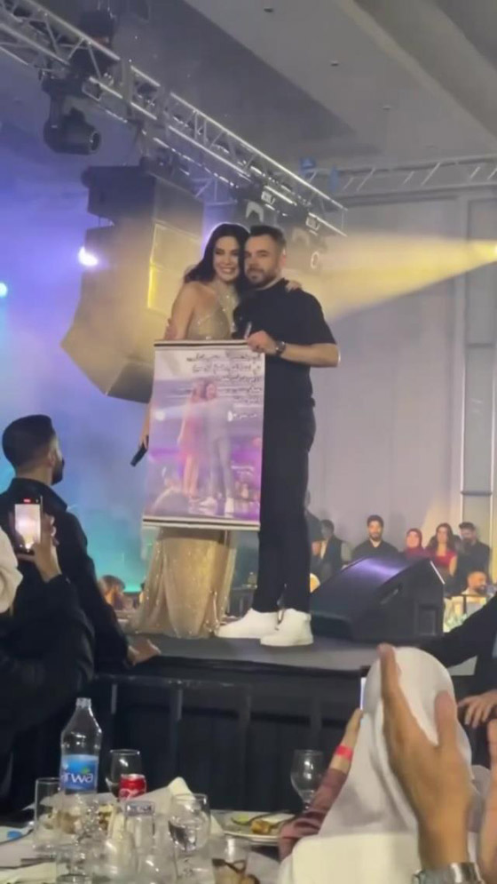 معجب يقتحم مسرح سيرين عبد النور، وحارس الأمن يتصدى له بعنف صورة رقم 2