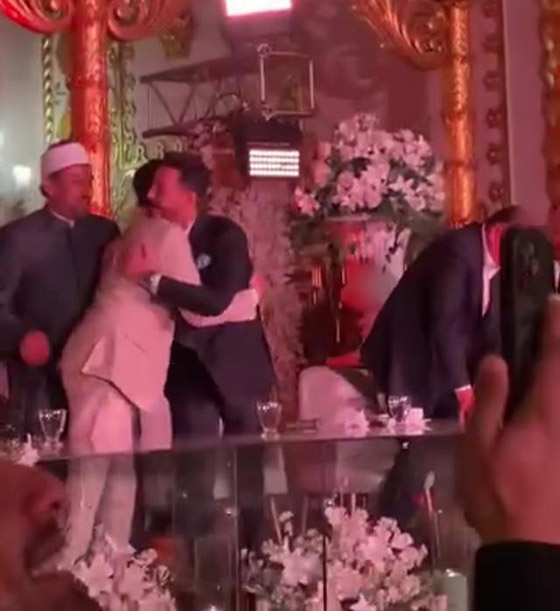 أحمد زاهر يبكي بتأثر بعقد قران ابنته ليلى وهشام جمال صورة رقم 1