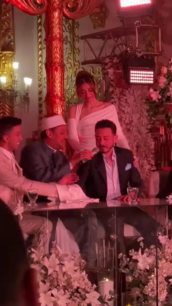 أحمد زاهر يبكي بتأثر بعقد قران ابنته ليلى وهشام جمال صورة رقم 2