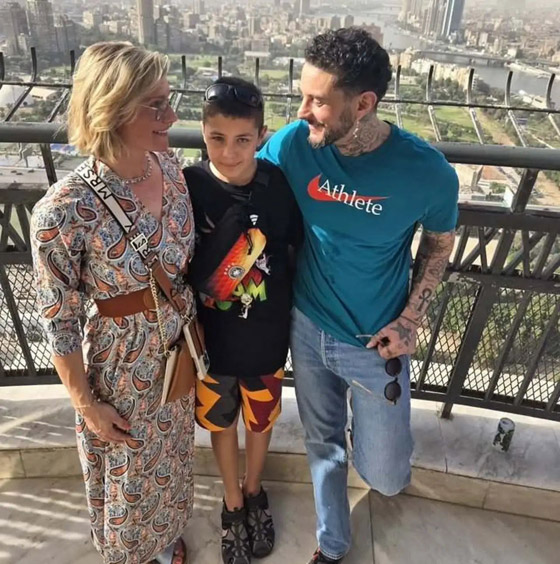 أحمد الفيشاوي مع زوجته وابنه الألماني يحتفلون بشم النسيم في جو عائلي صورة رقم 1