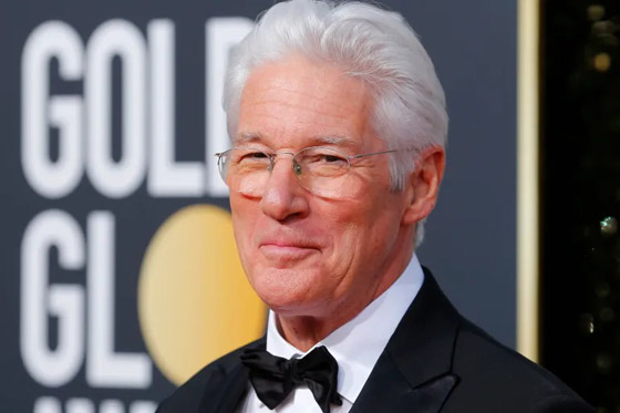 النجم ريتشارد غير يُناشد العالم لوقف إطلاق النار ويلقي قصيدة محمود درويش (فكّر بغيرك)! صورة رقم 1