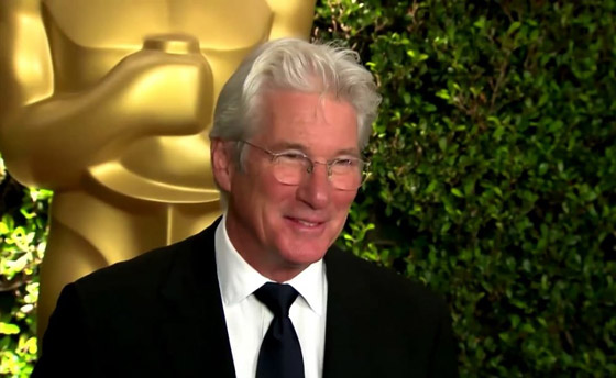 النجم ريتشارد غير يُناشد العالم لوقف إطلاق النار ويلقي قصيدة محمود درويش (فكّر بغيرك)! صورة رقم 4