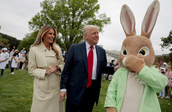 نشر صور ميلانيا ترامب بمناسبة عيد ميلادها، منها صورتها أمام الاهرامات ومع أرنب عيد الفصح صورة رقم 2