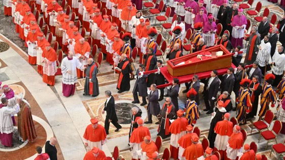 جنازة البابا فرنسيس بحضور 12 ملكا و 55 رئيس دولة منهم حكام عرب صورة رقم 2