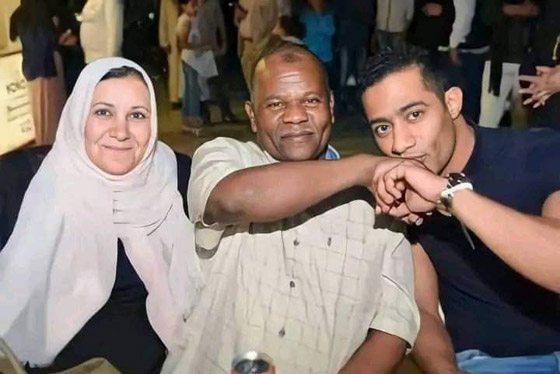 والد محمد رمضان في ظهور نادر مع ابنه النجم يلفت الأنظار صورة رقم 2