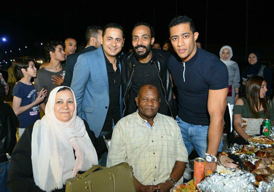 والد محمد رمضان في ظهور نادر مع ابنه النجم يلفت الأنظار صورة رقم 3
