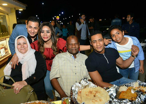 والد محمد رمضان في ظهور نادر مع ابنه النجم يلفت الأنظار صورة رقم 4