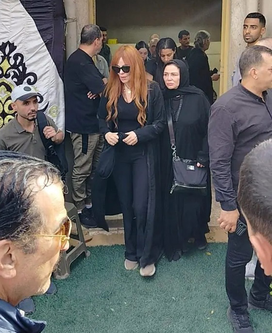انهيار الفنانة اللبنانية كارول سماحة في جنازة زوجها.. يسرا، الهام شاهين والنجوم يساندونها صورة رقم 2