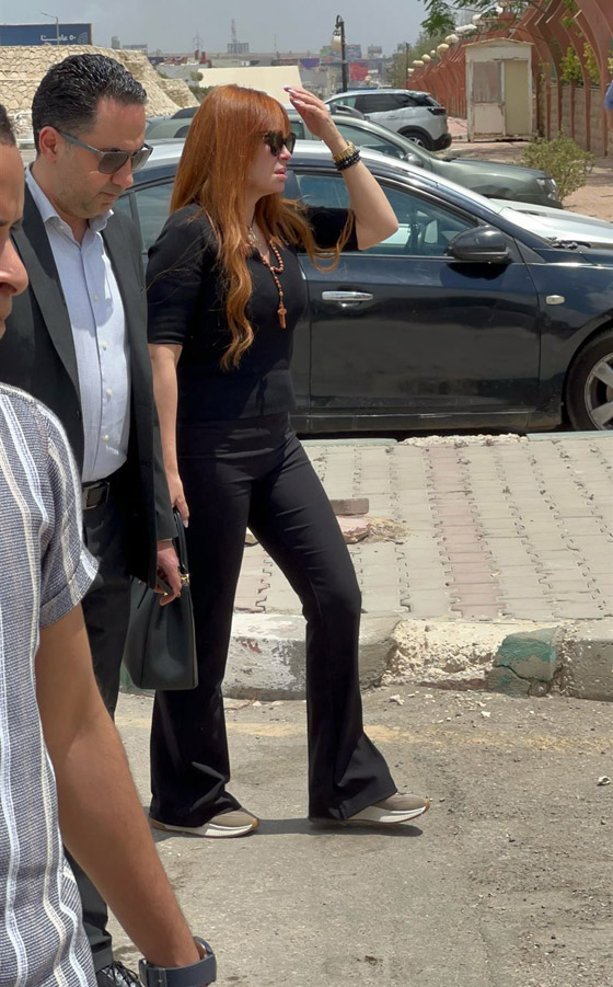 انهيار الفنانة اللبنانية كارول سماحة في جنازة زوجها.. يسرا، الهام شاهين والنجوم يساندونها صورة رقم 3