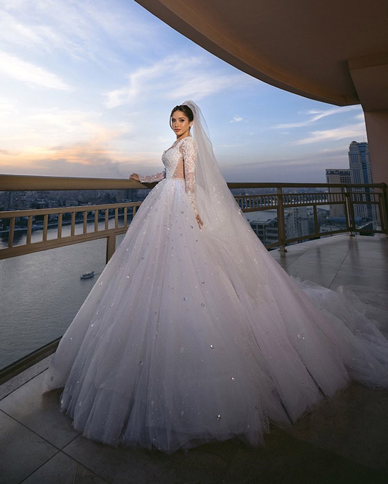 رنا رئيس تبهر حضور حفل زفافها بإطلالتين: الاولى بفستان زفاف طويل وأنيق والثانية بفستان ابيض قصير! صورة رقم 2