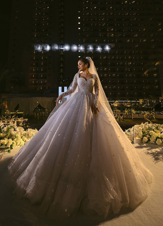 رنا رئيس تبهر حضور حفل زفافها بإطلالتين: الاولى بفستان زفاف طويل وأنيق والثانية بفستان ابيض قصير! صورة رقم 1