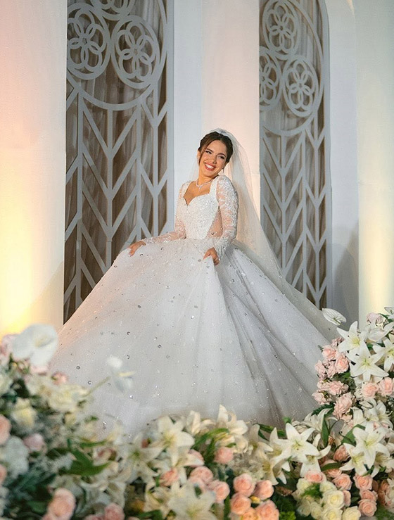 رنا رئيس تبهر حضور حفل زفافها بإطلالتين: الاولى بفستان زفاف طويل وأنيق والثانية بفستان ابيض قصير! صورة رقم 3