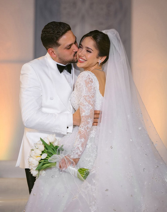 رنا رئيس تبهر حضور حفل زفافها بإطلالتين: الاولى بفستان زفاف طويل وأنيق والثانية بفستان ابيض قصير! صورة رقم 4