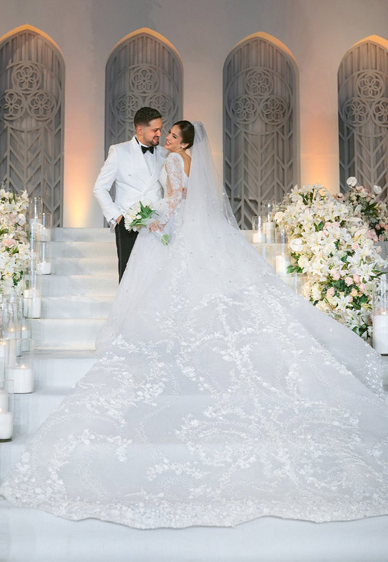 رنا رئيس تبهر حضور حفل زفافها بإطلالتين: الاولى بفستان زفاف طويل وأنيق والثانية بفستان ابيض قصير! صورة رقم 5