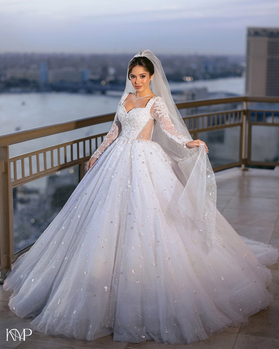 رنا رئيس تبهر حضور حفل زفافها بإطلالتين: الاولى بفستان زفاف طويل وأنيق والثانية بفستان ابيض قصير! صورة رقم 6