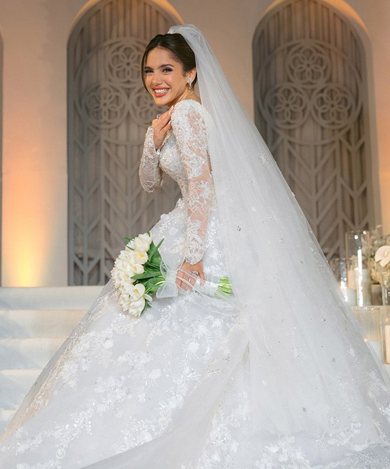 رنا رئيس تبهر حضور حفل زفافها بإطلالتين: الاولى بفستان زفاف طويل وأنيق والثانية بفستان ابيض قصير! صورة رقم 7