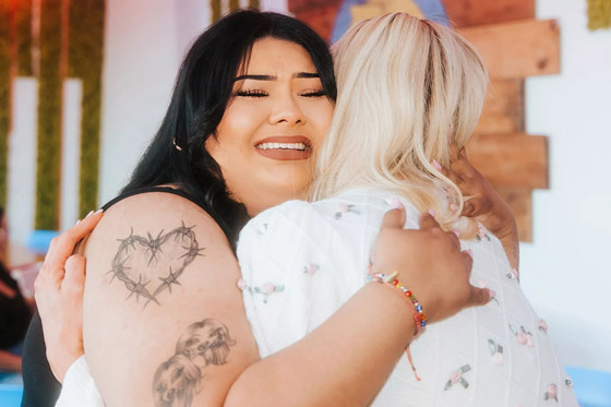 باريس هيلتون تفاجئ معجبة احترقت سيارتها! هل يخطر ببال فنان عربي ان يفعل هكذا؟ صورة رقم 2