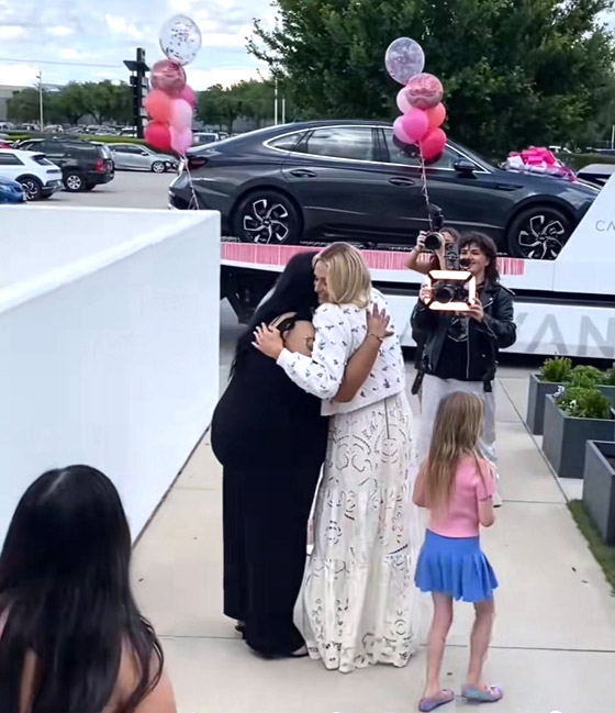 باريس هيلتون تفاجئ معجبة احترقت سيارتها! هل يخطر ببال فنان عربي ان يفعل هكذا؟ صورة رقم 1