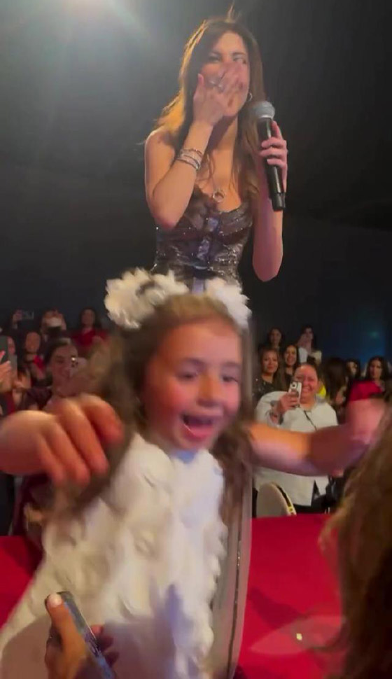 طفلة تفاجئ نانسي عجرم بحفلها الأخير في هولندا وتقبلها على فمها صورة رقم 4