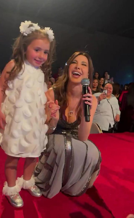 طفلة تفاجئ نانسي عجرم بحفلها الأخير في هولندا وتقبلها على فمها صورة رقم 1