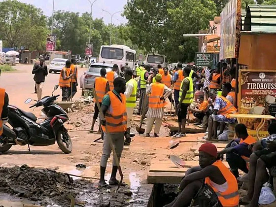 تنظيف الشوارع عقوبة مخالفي قانون السير في بوركينافاسو صورة رقم 4