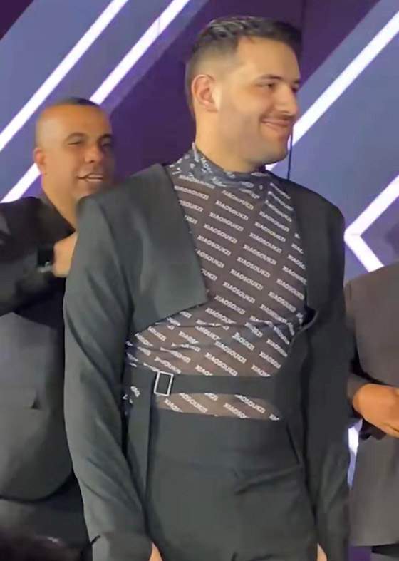 مغني المهرجانات مسلم يظهر بإطلالة غريبة في حفل زفافه ويثير الجدل! صورة رقم 2