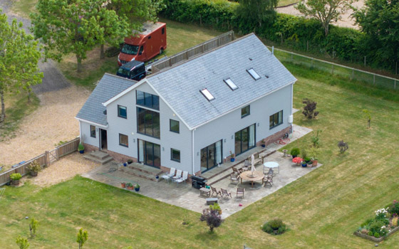 هدم منزل لزوجين مسنين بقيمة مليون دولار يثير الجدل في بريطانيا صورة رقم 1