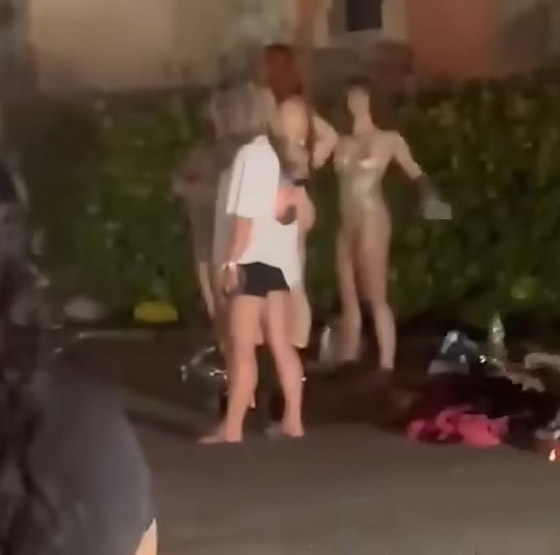 فضيحة في اليونان.. راقصات عمود بملابس شفافة قصيرة أمام قصر تاريخي يثرن عاصفة من الغضب صورة رقم 3 فضيحة في اليونان.. راقصات عمود بملابس شفافة قصيرة أمام قصر تاريخي يثرن عاصفة من الغضب صورة رقم 3