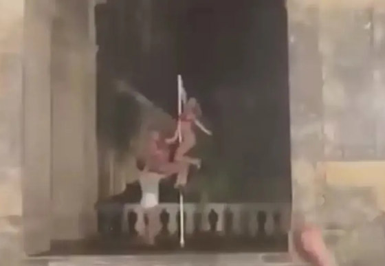 فضيحة في اليونان.. راقصات عمود بملابس شفافة قصيرة أمام قصر تاريخي يثرن عاصفة من الغضب صورة رقم 5 فضيحة في اليونان.. راقصات عمود بملابس شفافة قصيرة أمام قصر تاريخي يثرن عاصفة من الغضب صورة رقم 5