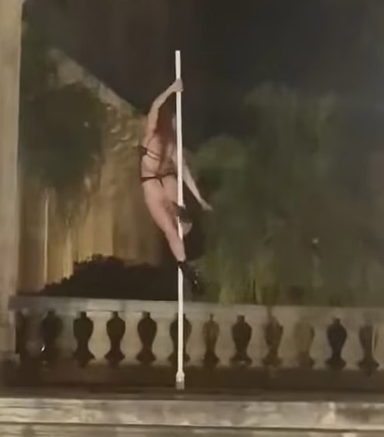 فضيحة في اليونان.. راقصات عمود بملابس شفافة قصيرة أمام قصر تاريخي يثرن عاصفة من الغضب صورة رقم 2 فضيحة في اليونان.. راقصات عمود بملابس شفافة قصيرة أمام قصر تاريخي يثرن عاصفة من الغضب صورة رقم 2