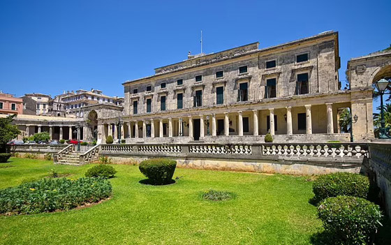 فضيحة في اليونان.. راقصات عمود بملابس شفافة قصيرة أمام قصر تاريخي يثرن عاصفة من الغضب صورة رقم 1 فضيحة في اليونان.. راقصات عمود بملابس شفافة قصيرة أمام قصر تاريخي يثرن عاصفة من الغضب صورة رقم 1